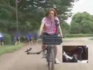 Japán lánya masturbated míg lovaglás egy specially modified trágár film bike!