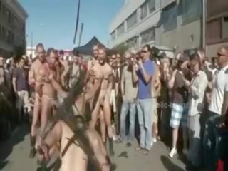 Offentlig plaza med avskalade män prepared för vild coarse violent bög grupp x topplista video-
