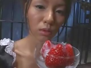 Delightful เอเชีย วัยรุ่น ทำ มื้ออาหาร strawberries ด้วย เสปิร์ม ปก