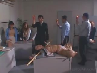יפני מלוכלך סרט עבד מוענש עם גדול דוֹנַג dripped ב שלה גוף