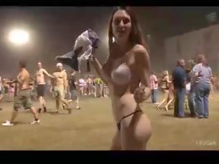 Meghan atletické amatérske bruneta zobliekajúce a chôdza v spodné prádlo a nahý vonku a v verejnosť