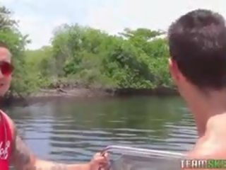 Εκλεκτοί νέος θηλυκός κολλήσει επί ένα νησί