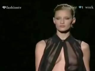 Oops - lingerie runway klem - zien door en naakt - op tv - compilatie