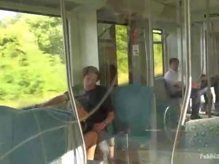 Adorabile carla succhiare grasso grande membro in un treno