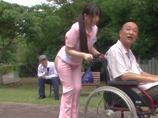 Podnaslovljen bizarno japonsko pol nag caregiver na prostem