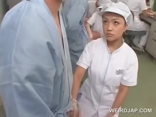 Fies asiatisch krankenschwester reiben sie patienten verhungert stechen
