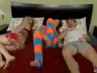 Se folla une su hija mientras duerme su esposa (incesto)dormida (folla asu papá)