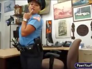 Latina công an sĩ quan fucked lược qua pawn youngster trong các phòng cuối