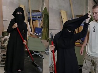 Chuyến du lịch của lợi phẩm - muslim người phụ nữ sweeping sàn được noticed qua libidinous mỹ lính