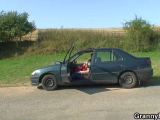 Hitchhiking 70 år gammal grannyen ridning roadside