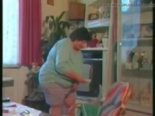 Oversexed pompues duke bërë housework