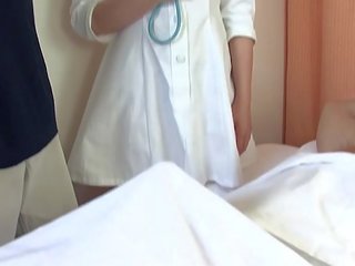 Asiatiskapojke healer fucks två chaps i den sjukhus