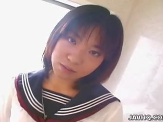 Japonesa joven dama rino sayaka chupa eje en la baño