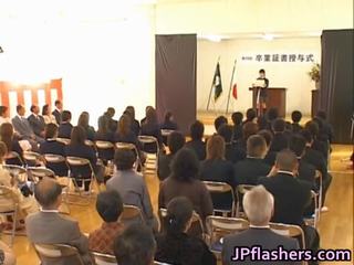 Japonais la mignonne pendant graduation