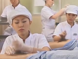 Japoneze infermiere slurping spermë jashtë i i eksituar organ seksual i mashkullit