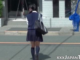 Poco japonesa joven hembra juguetes coño encima bragas en