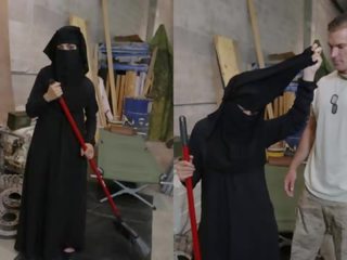 Tour з дупка - мусульманин жінка sweeping підлога отримує noticed по desiring американка солдат