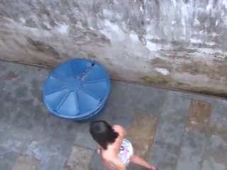 Espiando 一 vizinha rabuda na favela e batendo uma