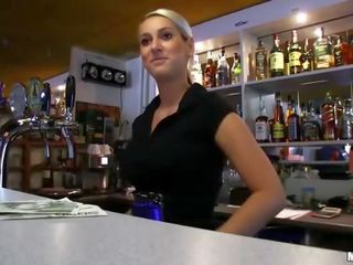 Barmaid lenka pilé avec une étranger