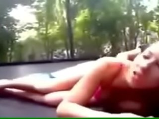Provocator tineri tineri femeie fucks pe o trampoline