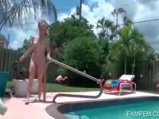 Captivating blondie predstavenie nahý telo na bazén