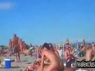 Masyarakat telanjang pantai tukar-menukar pasangan kotor video menunjukkan di musim panas 2015