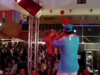 Cantante de klubas šokinėti follandose a la bailarina&period;