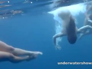 3 niñas pelar en la mar