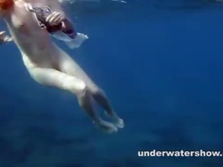 Nastya nadando desnuda en la mar