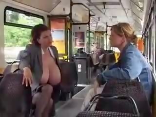 Величезний великий цицьки володарка доїння в в публічний tram