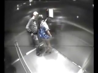 حريص oversexed زوجان اللعنة في مصعد - 