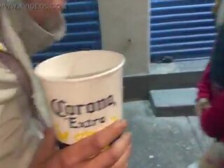 Se fue de pinta y se masturba en la calle hasta lograr un squirting