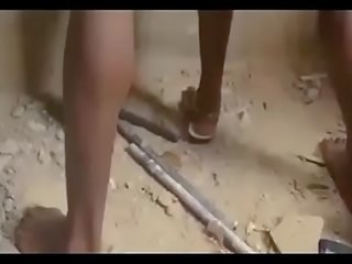 Αφρικάνικο nigerian γκέτο αγόρια γαμήσι από συμμορία ένα παρθένα / μέρος ένας