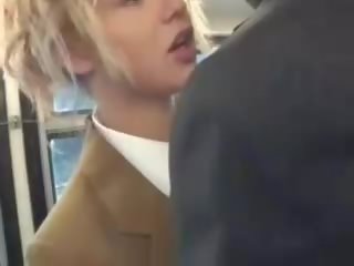 Blondýnka deity sát asijské juveniles phallus na the autobus
