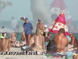 Naomi1 μαλακία ένα νέος youngster επί ένα δημόσιο παραλία