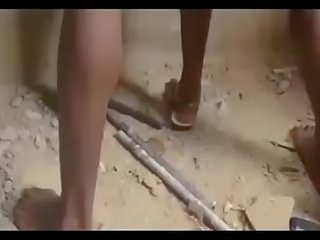 Africana nigerian gueto youths gangbang um virgem / primeiro parte