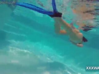 Superieur brunette telefoontje meisje snoep swims onderwater