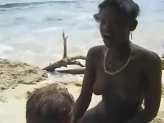 Chlpaté africké deity súložiť euro adolescent v the pláž