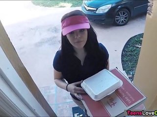 Kimber bosques delivers pizza e franja cliente para mais tips