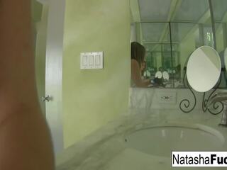 Natasha changes at washes kanya paa, Libre x sa turing pelikula 22