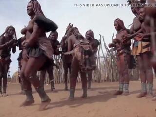 Afrikai himba nők tánc és hinta azok zsíros cicik körül
