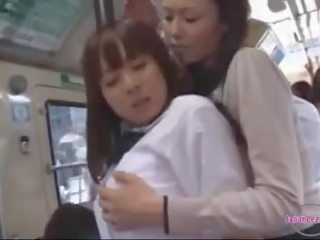 Pusaudzis iegūšana viņai bumbulīši un pakaļa paberzējot caressing krūšgali iesūc par the autobuss